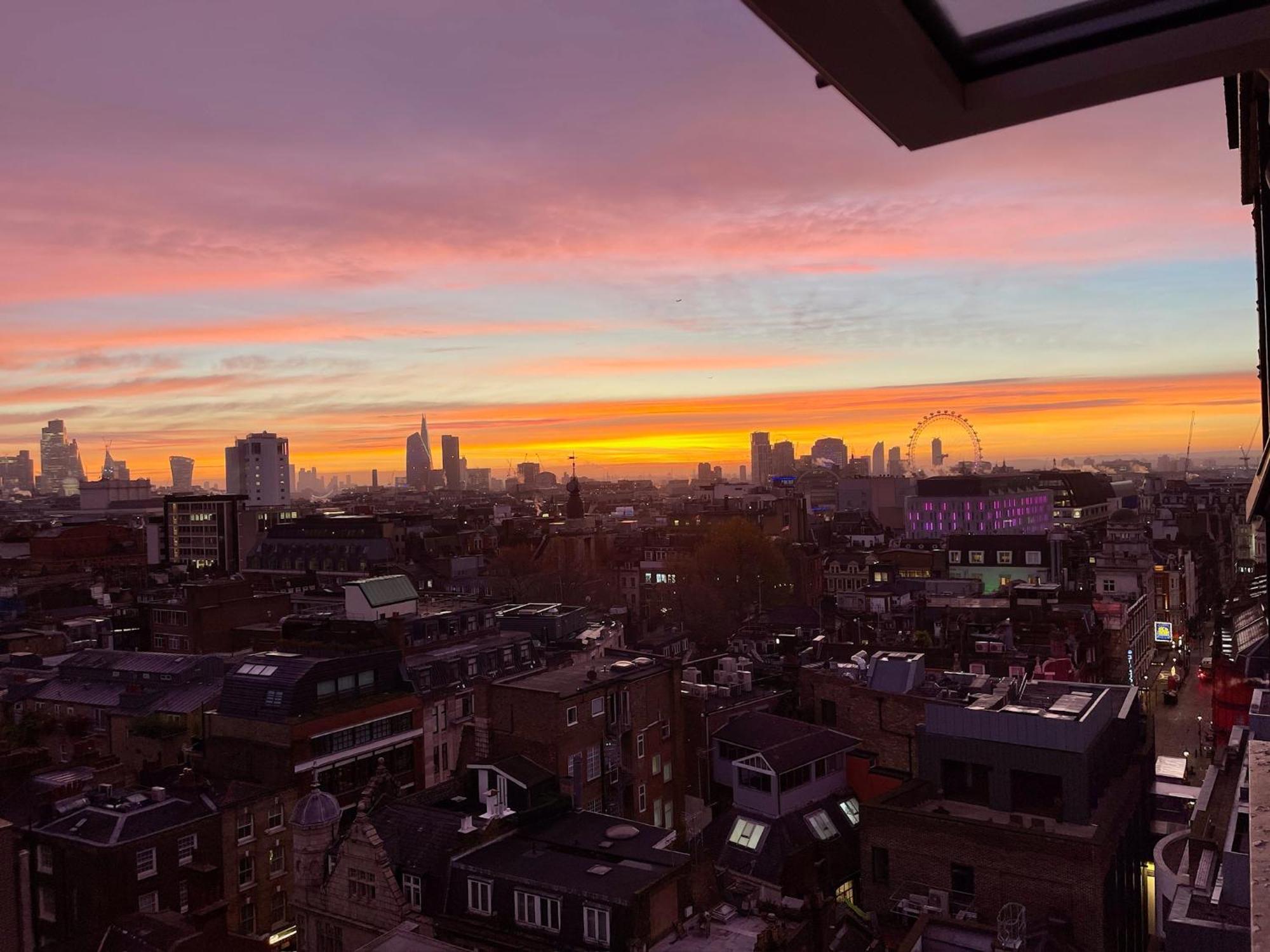Apartament Bright 2-bedroom In Soho High-rise With Skyline Views Londra