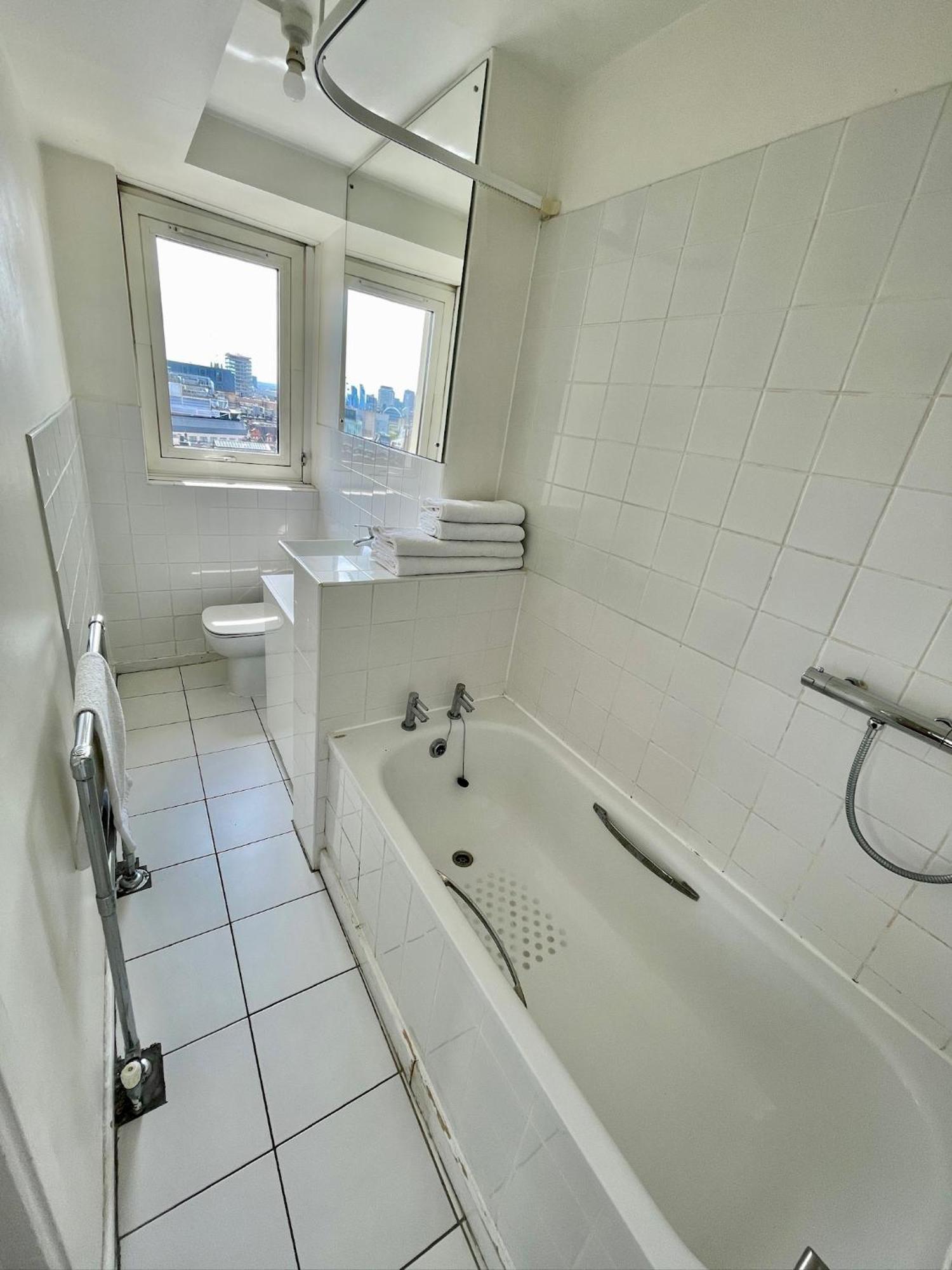 Apartament Bright 2-bedroom In Soho High-rise With Skyline Views