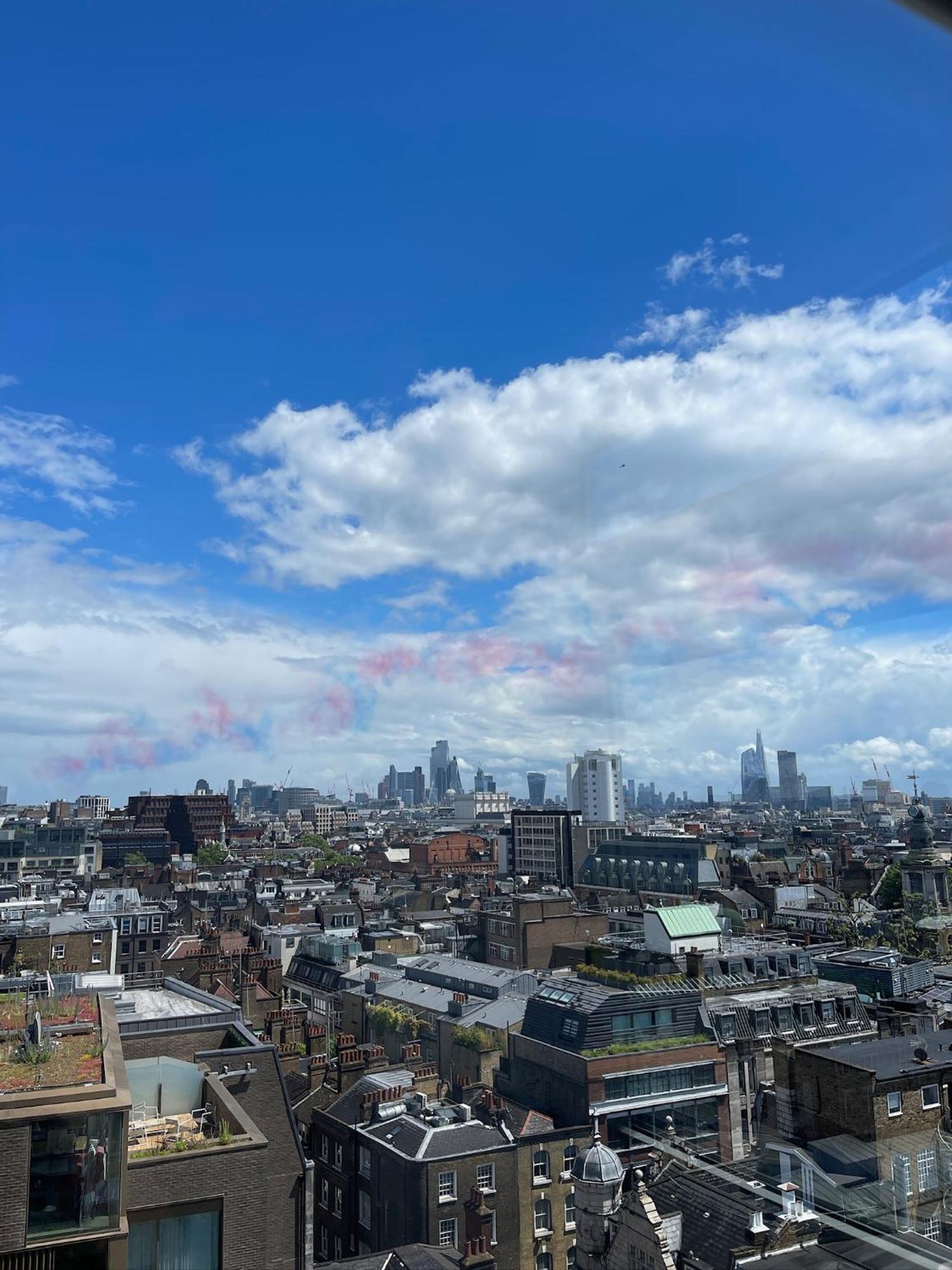 Apartament Bright 2-bedroom In Soho High-rise With Skyline Views Londra