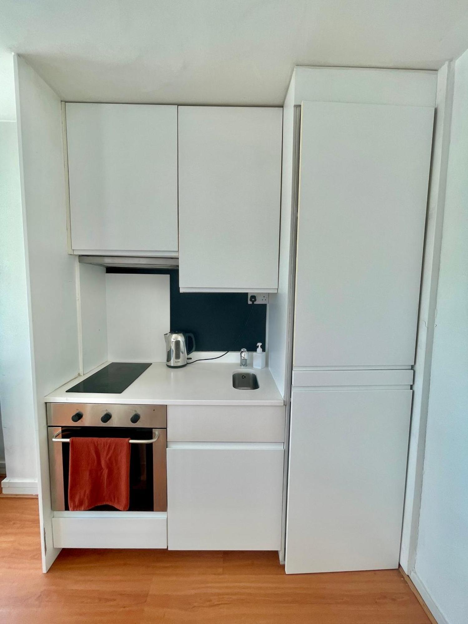 Bright 2-bedroom In Soho High-rise With Skyline Views Londra