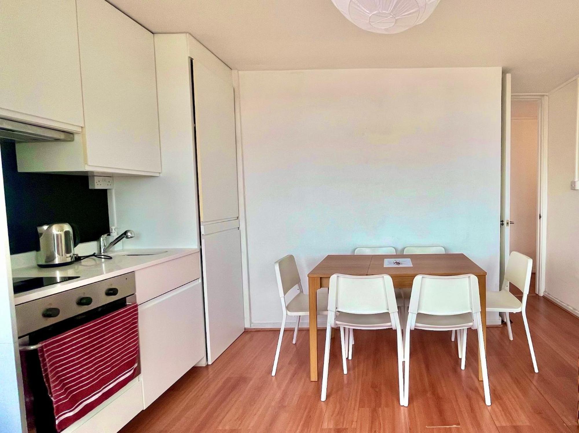 Bright 2-bedroom In Soho High-rise With Skyline Views Londra